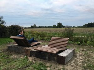 Hier zit een persoon op een zonnestoel van AIR3+ uit te kijken over het landschapte zien