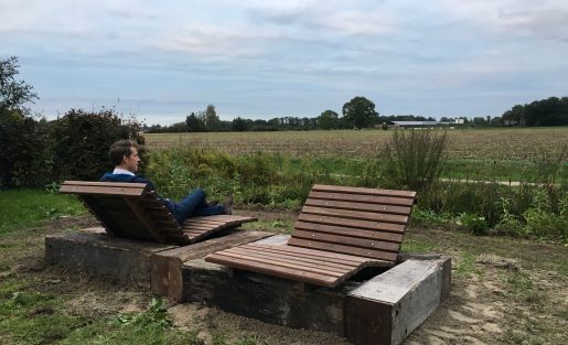 Hier zit een persoon op een zonnestoel van AIR3+ uit te kijken over het landschapte zien